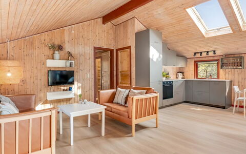 Regine - 1.1Km to the Fjord: Meubles, Mobilier De Jardin, Vaisselle, Table, Drinkware, Chaise, Tableau De Plein Air, Aliments, Bouteille