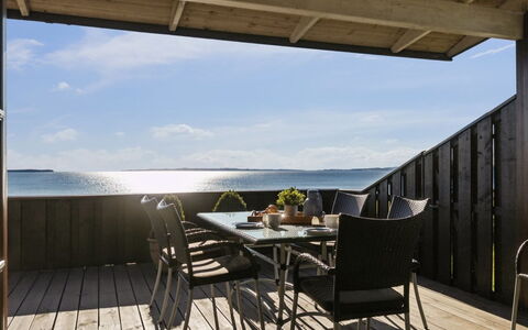 Mariska - 100M from the Sea: Maison, Domicile, Porte, Toit, Chalet, Biens, Jardin, Ombre, Siding, Cour