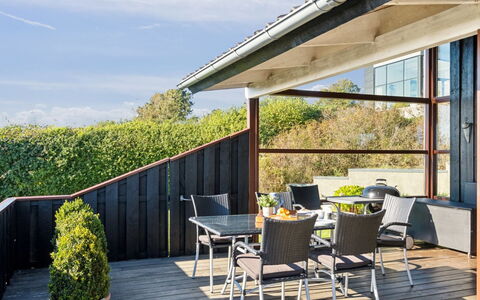 Mariska - 100M from the Sea: Maison, Domicile, Porte, Toit, Chalet, Biens, Jardin, Ombre, Siding, Cour