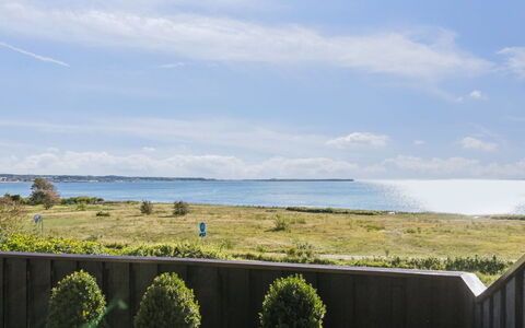 Mariska - 100M from the Sea: Maison, Domicile, Porte, Toit, Chalet, Biens, Jardin, Ombre, Siding, Cour