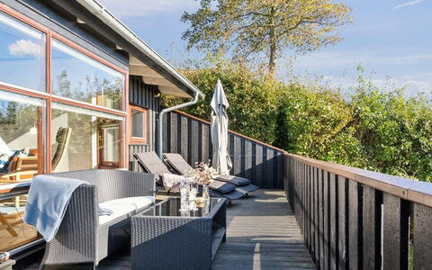 Mariska - 100M from the Sea: Maison, Domicile, Porte, Toit, Chalet, Biens, Jardin, Ombre, Siding, Cour