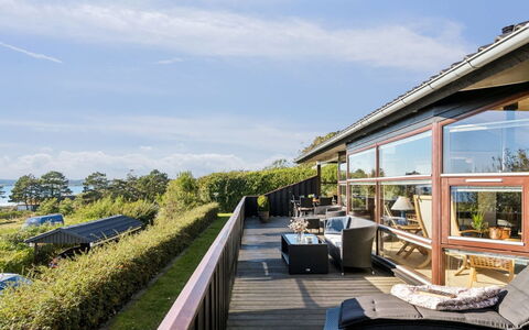 Mariska - 100M from the Sea: Maison, Domicile, Porte, Toit, Chalet, Biens, Jardin, Ombre, Siding, Cour