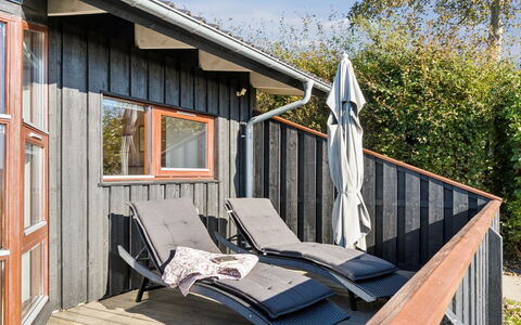 Mariska - 100M from the Sea: Maison, Domicile, Porte, Toit, Chalet, Biens, Jardin, Ombre, Siding, Cour
