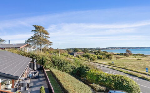 Mariska - 100M from the Sea: Maison, Domicile, Porte, Toit, Chalet, Biens, Jardin, Ombre, Siding, Cour