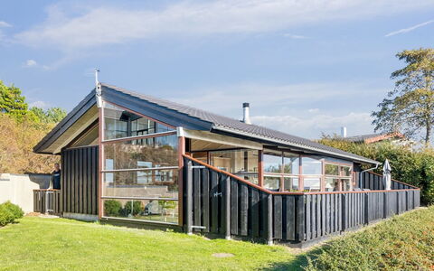 Mariska - 100M from the Sea: Maison, Domicile, Porte, Toit, Chalet, Biens, Jardin, Ombre, Siding, Cour