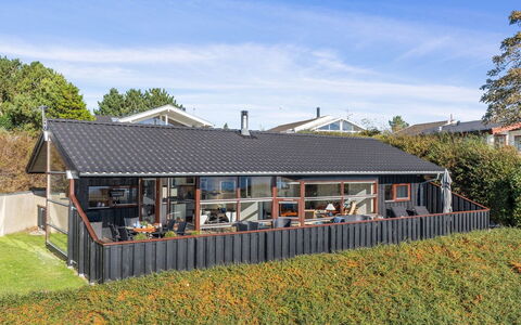 Mariska - 100M from the Sea: Maison, Domicile, Porte, Toit, Chalet, Biens, Jardin, Ombre, Siding, Cour