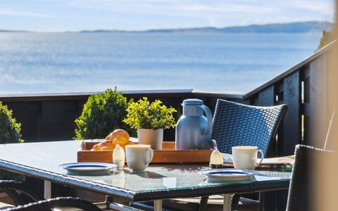 Mariska - 100M from the Sea: Maison, Domicile, Porte, Toit, Chalet, Biens, Jardin, Ombre, Siding, Cour