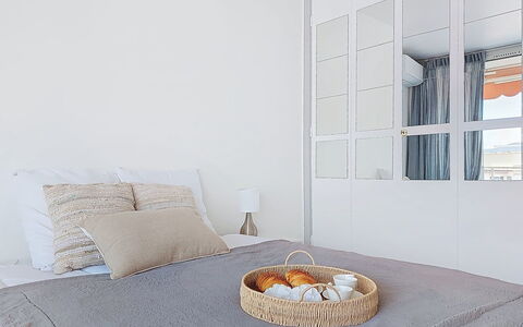 Roquebrune Cap Martin 110: Meubles, Lit, Literie, Chambre, Design Intérieur, Drap De Lit, Linge, Bois, Pièce, Sol
