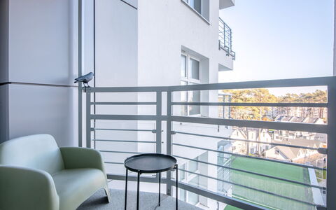 Mistral Porta Mare: Appartement, Balcon, Balustrade, Condominium, Métal, Verre, Chaise, Aluminium, Daylighting