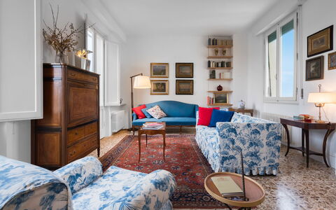 Orto Botanico Apartment With Terrace And Dome View: Cadre, Meubles, Table, Propriété, Cabinetry, Bleu, Bleu Azur, Bois, Design Intérieur, Confort