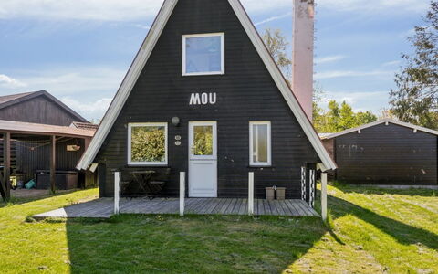 Edgar - 300M from the Sea: Bois, Toit, Maison, Chalet, Porte, Domicile, Siding, Lot Terre, Batiments Jardin, Cabanon