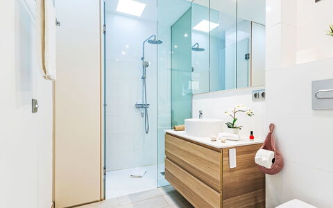 Casa Amarilla Begoña: Sol, Design Intérieur, Sol, Salle De Bains, Armoire De Toilette, Luminaire Plomberie, Miroir, Plomberie, Robinet, Pièce