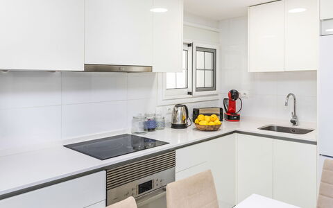 El Velero: Robinet, Evier, Évier, Cabinetry, Propriété, Comptoir, Cuisinière, Bâtiment, Appareil De Cuisine, Cuisine