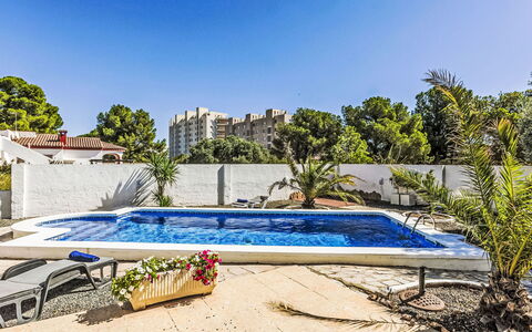 Arcada: L'Eau, Plante, Jour, Propriété, Bâtiment, Piscine, Bleu Azur, Arbre, Ciel, Architecture