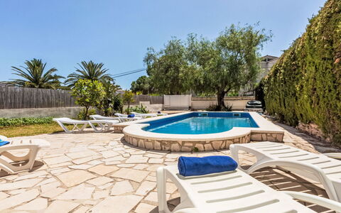 Pesquer: L'Eau, Plante, Jour, Propriété, Bâtiment, Piscine, Bleu Azur, Arbre, Ciel, Architecture