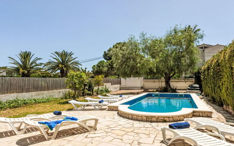 Pesquer: L'Eau, Plante, Jour, Propriété, Bâtiment, Piscine, Bleu Azur, Arbre, Ciel, Architecture