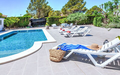 Linda: L'Eau, Plante, Jour, Propriété, Bâtiment, Piscine, Bleu Azur, Arbre, Ciel, Architecture
