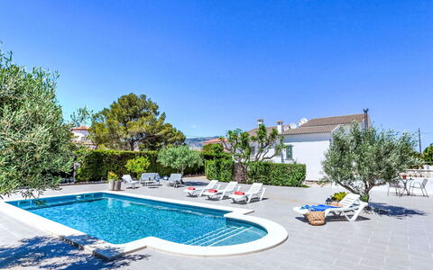 Linda: L'Eau, Plante, Jour, Propriété, Bâtiment, Piscine, Bleu Azur, Arbre, Ciel, Architecture