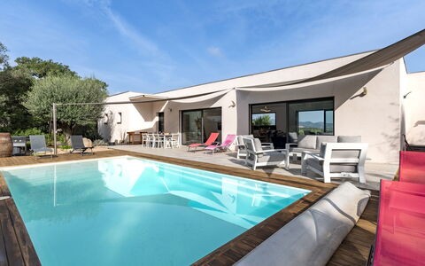 Villa Lamas: L'Eau, Plante, Jour, Propriété, Bâtiment, Piscine, Bleu Azur, Arbre, Ciel, Architecture
