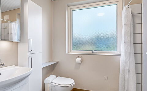 Johanna - 400M from the Sea: Salle De Bains, Luminaire Plomberie, Mur, Design Intérieur, Sol, Sol, Plafond, Toilette, Plomberie, Évier