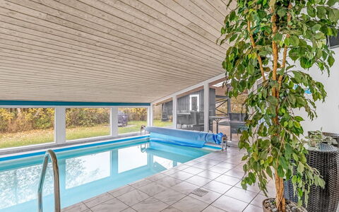 Estella - 900M from the Sea: Piscine, Plafond, Recours, Composite, Ombre, Eco Hôtel, Conception, Faisceau, Tache De Bois, Dur