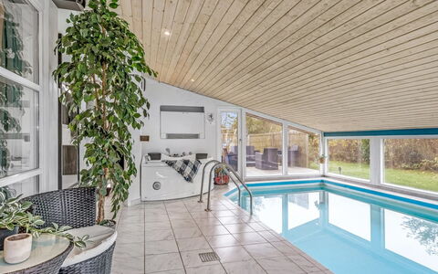 Estella - 900M from the Sea: Plafond, Design Intérieur, Meubles, Recours, Dur, Conception, Chaise, Parquet, Tache De Bois, Piscine