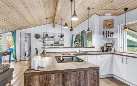 Estella - 900M from the Sea: Bois, Cuisine, Plafond, Design Intérieur, Comptoir, Sol, Meubles, Domicile, Luminaire, Sol