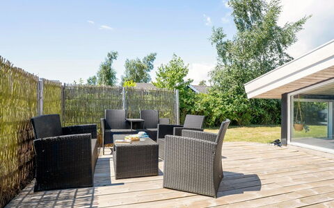 Estella - 900M from the Sea: Meubles, Design Intérieur, Sol, Sol, Plafond, Pièce, Chaise, Table, Appartement, Table Cuisine Et Salle A Manger