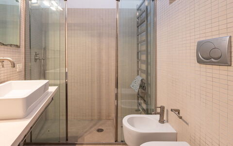 Il Faro: Salle De Bains, Luminaire Plomberie, Sol, Design Intérieur, Mur, Sol, Lavabo, Évier, Miroir, Plomberie