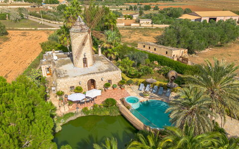 Son Siurana: Plante, L'Eau, Propriété, Arbre, Ciel, Bleu Azur, Bâtiment, Plan D'Eau, Immobilier, Paysage