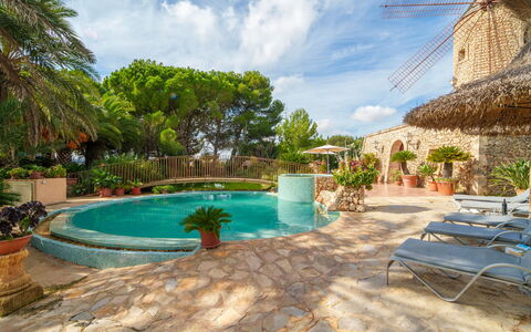 Son Siurana: Nuage, L'Eau, Ciel, Plante, Piscine, Bleu Azur, Mobilier De Jardin, Arecales, Ombre, Loisir