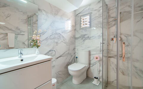 Campas: Miroir, Armoire De Toilette, Luminaire Plomberie, Robinet, Évier, Lavabo, Salle De Bains, Bâtiment, Design Intérieur, Plante