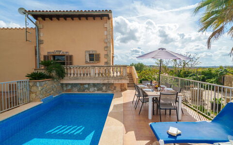 Campas: Nuage, Ciel, Plante, Meubles, Propriété, Bâtiment, L'Eau, Bleu, Bleu Azur, Chaise