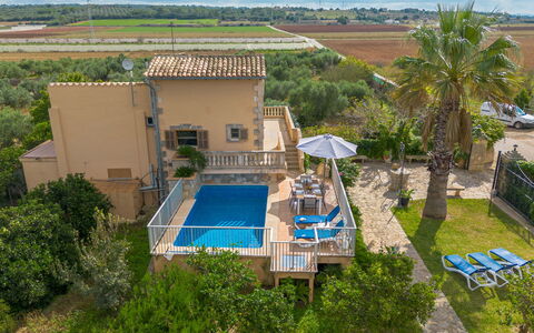 Campas: Propriété, Plante, Bâtiment, Bleu Azur, Piscine, Nuage, Arbre, Ciel, Design Urbain, Végétation