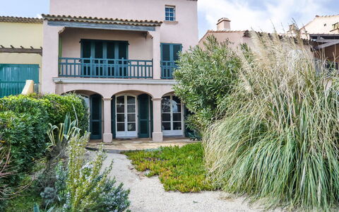 Bonne Terrasse: Plante, Ciel, Propriété, Fenêtre, Bâtiment, Nuage, Lot Terre, Herbe, Zone Résidentielle, Paysage