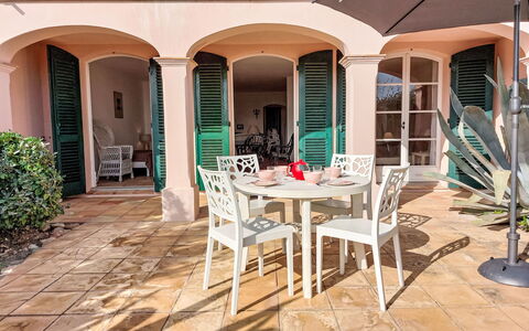 Bonne Terrasse: Bâtiment, Meubles, Table, Plante, Fenêtre, Chaise, Ombre, Bois, Architecture, Design Intérieur