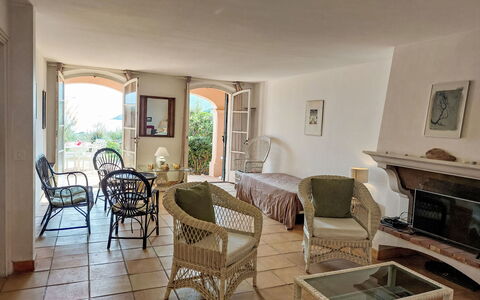 Bonne Terrasse: Meubles, Table, Cadre, Chaise, Plante, Bois, Fenêtre, Sol, Plante D'Appartement, Bâtiment