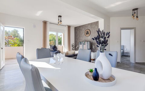 Aria: Plante, Ciel, Table, Nuage, Meubles, Chaise, Arbre, Ombre, Paysage Naturel, Mobilier De Jardin