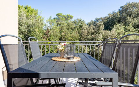Aria: Plante, Ciel, Table, Nuage, Meubles, Chaise, Arbre, Ombre, Paysage Naturel, Mobilier De Jardin