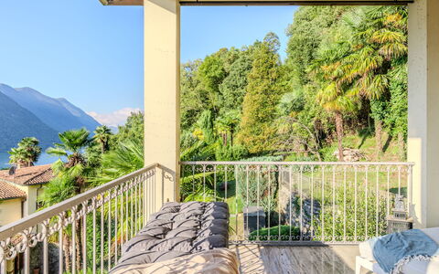 Miralago: Plante, Ciel, Table, Nuage, Meubles, Chaise, Arbre, Ombre, Paysage Naturel, Mobilier De Jardin