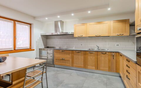 Elisa: Cuisine, Comptoir, Cabinetry, Meubles, Sol, Appareil De Cuisine, Design Intérieur, Bois, Principaux Appliance, Sol