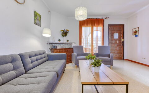 Requesens: Meubles, Canapé, Table, Propriété, Plante, Cadre, Design Intérieur, Éclairage, Plante D'Appartement, Architecture