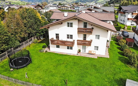 Flachau 450: Bâtiment, Plante, Propriété, Fenêtre, Maison, Lot Terre, Architecture, Design Urbain, Arbre, Ciel