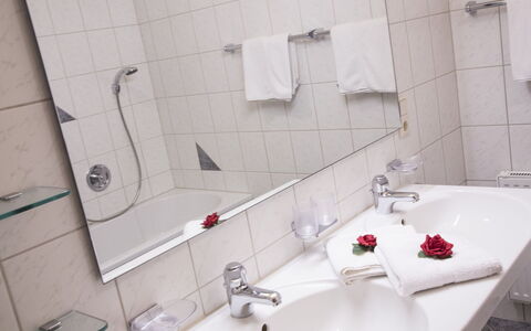 Sankt Anton am Arlberg 620: Marron, Robinet, Luminaire Plomberie, Miroir, Évier, Propriété, Lavabo, Salle De Bains, Noir
