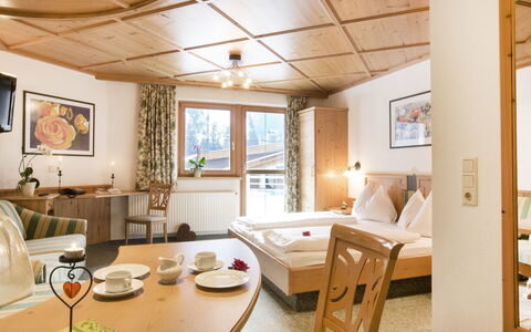 Sankt Anton am Arlberg 620: Table, Meubles, Cadre, Propriété, Chaise, Design Intérieur, Architecture, Bois, Porte, Confort