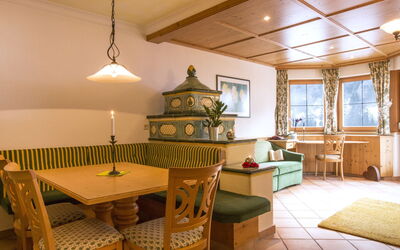 Sankt Anton am Arlberg 620: Table, Meubles, Propriété, Fenêtre, Chaise, Bois, Design Intérieur, Éclairage, Sol, Bâtiment