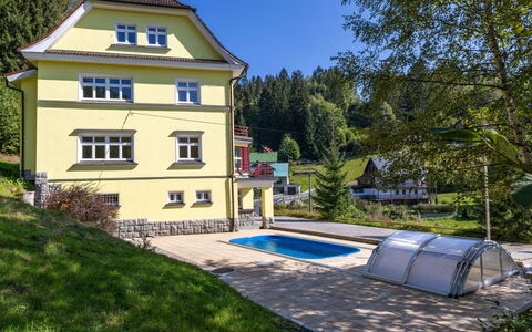 Villa Weber: Plante, Ciel, Fenêtre, Bâtiment, Arbre, Herbe, Zone Résidentielle, Design Urbain, Ombre, Paysage