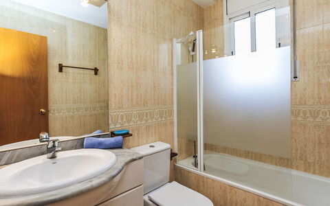 Espigol: Luminaire Plomberie, Propriété, Robinet, Miroir, Évier, Salle De Bains, Lavabo, Baignoire, Armoire De Toilette