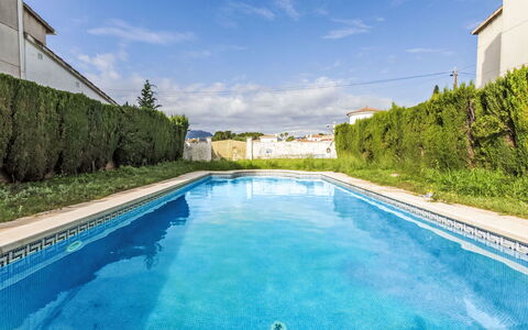 Espigol: L'Eau, Plante, Ciel, Nuage, Ressources En Eau, Jour, Piscine, Bleu Azur, Bleu, Rectangle