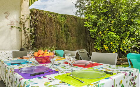 Espigol: Meubles, Table, Propriété, Plante, Vert, Bleu Azur, Nappe De Table, Design Intérieur, Jaune, Chaise